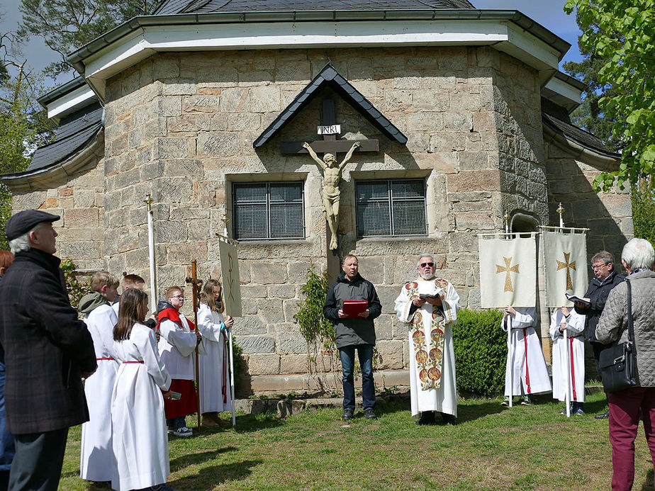 Bittprozession an der Weingartenkapelle (Foto: Karl-Franz Thiede)